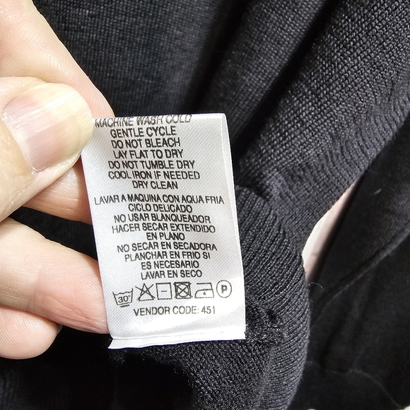 Tahari Men's Black Italian Merino Wool Lightweight V-Neck Sweater Size XL/XXL. - Picture 7 of 7